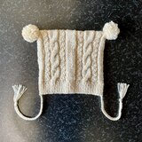 ケーブル編みのニットキャップ〈アイボリー〉