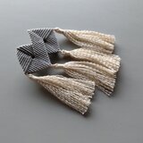 「ブローチエンドレスヨコ」（グレー×生成）