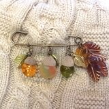 ストールピン ブローチピンどんぐりチャーム　かぶとピン