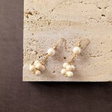 ぽこぽこビーズが揺れる　アイボリーのイヤーアクセサリー（P1090）