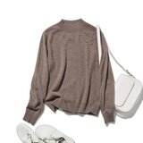 手刺繡の葉と蝶が遊び心を添える。至高のカシミヤボルトネックニット　カシミヤセーター　　茶色　251127-2