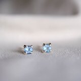 11月誕生石ピアス topaz