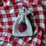 シェットランドウールで編んだいちごの巾着