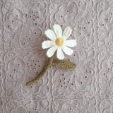 かぎ針で編んだブローチ　可愛いコサージュ　デイジーみたいな一輪のお花　一葉