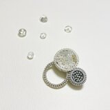 【印象に残るブローチ　ーenー】かろやかなつけ心地　Sサイズ白　シルバーb014