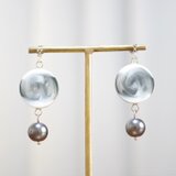 レジンアート　ラウンドモチーフとガラスパールのピアス〈つむじ風の夜〉