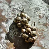 たわわな古色鈴のポンポンピアス