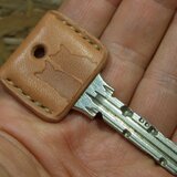 2匹猫刻印のキーカバー　サドルナチュラル