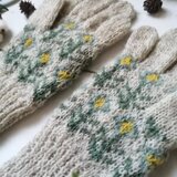 やわらかな白に水色の花の編み込み５本指手袋