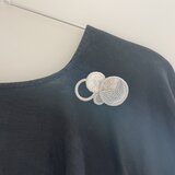 【糸とガラスの景色】ブローチセット　軽くて存在感ある手刺繍のブローチ　MとSサイズ 銀と白　ホワイトとシルバー