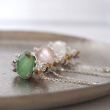 宝石を抱きしめるいろどり三毛猫ペンダント 天然石,シェルと水晶