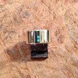 サイズ13号。真鍮+シルバー950製の小さなトルコ石をセットした平打ちリング