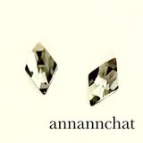 【スワロフスキー　ブラックダイヤモンド　の　大粒　 ダイヤ型　菱形　ピアス　】