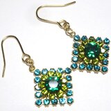 孔雀カラーのダイヤ型ピアス