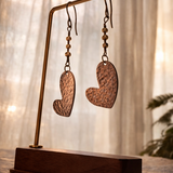 甘さ控えめ、揺れがきらめく歪ハートピアス