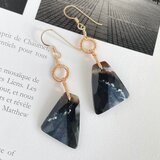 ブラックジャスパー 変形台形型 ワイヤーラップ 揺れるピアス 1点のみ