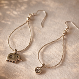 ほっと心が和む、アシンメトリーのチャームピアス。