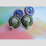 揺れる天然石の刺繍ピアス