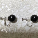 天然石ジェット（約12ミリ珠）のネジバネ式イヤリング