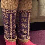 ②民族柄レッグウォーマー｜黄色と紫｜手編みのカラフル花柄×幾何学模様｜ラトビア、バルト、東欧、北欧等フォークロア｜あったかギフト