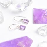小さな宝石のゆらめき　スタイリッシュなアメジストのピアス　シルバー925 フック　アメシスト　天然石