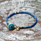 ナガ族アンティークビーズとブルー＆インディゴブルービーズ、oldオリッサブラスのブレス（ターコイズビーズ留め金）