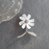 かぎ針で編んだブローチ　可愛いコサージュ　デイジーみたいな一輪のお花　グレー　シルバービーズ