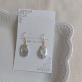 14kgf 大ぶり淡水ケシパールの花びらピアス