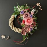 2026年★ピンクのマムと胡蝶蘭のお正月飾り　しめ飾り　お正月飾り　しめ縄飾り　マム　胡蝶蘭　モーブ　水引　賀正　ピオニー