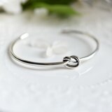 良いご縁に恵まれるお守り シルバーの結び目バングル　単品 　重ね付けにも～