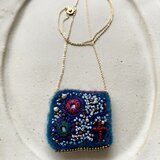 ウールとミラー刺繍のペンダント・ブルー