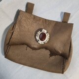 鹿革のメディスンポーチ レッドアゲートの鹿角コンチョ