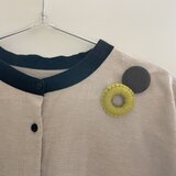 【丸と輪っか】軽いつけ心地のブローチセット　チャコールグレーとオリーブイエローグリーン