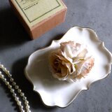 横顔を引き立てるバラのコサージュ■ 3輪のプチローズ ■ ライトベージュ