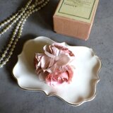 横顔を引き立てるバラのコサージュ■ 3輪のプチローズ ■ モーブ