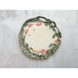 陶刻透し彫り皿「リスの花集め」