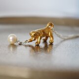ボールで遊ぶ垂耳犬のペンダント ゴールド 淡水パール