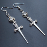 アンティークシルバー ゴシック調ソード（剣）とラインストーンのスリムなピアス サージカル可