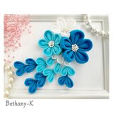 七五三・卒業式に◆大きくて可愛いつまみ細工の髪飾り(下がり付き)◆白×空×海色の自分でもママでも簡単につけられるつまみ細工