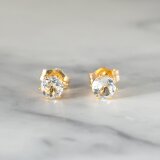 ホワイトトパーズの立爪ソリティアピアス～4mm