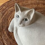 陶器の大きなグレーの猫