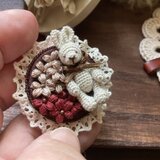 【1点もの】刺繍糸1本取りで編む、マイクロクロッシェ・うさぎとお花のミニブローチ（4.5cm）