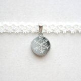 【受注製作】レジンアート　ラウンドモチーフとタティングレースとサテンリボンのチョーカー〈雪の結晶・グレー〉