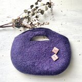 四角いポタンが大人っぽい羊毛フェルトハンドバッグ（ダークパープル　ショルダー紐付き）