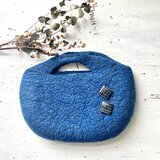 四角いポタンが大人っぽい羊毛フェルトハンドバッグ（ネイビー　ショルダー紐付き）