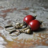 深紅アフリカンアンバーと民族鈴のピアス(ショート)