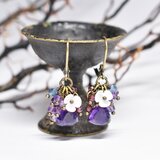 ザンビア産アメジストとたわわなフローライト＆ガーネット、アクアマリン、白蝶貝の小花のピアス