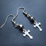 シルバーカラー ロザリオ（十字架）とメタルビーズを組合せたコンパクトなピアス ステンレス サージカル可