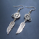 アンティークシルバー フェザーと歯車を組合せたスリムなピアス スチームパンク風 ハート