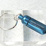 【オーシャンブルーの海へ】純チタン製：　遺骨入れキーホルダー『 刻印入り』　　　　　日本製